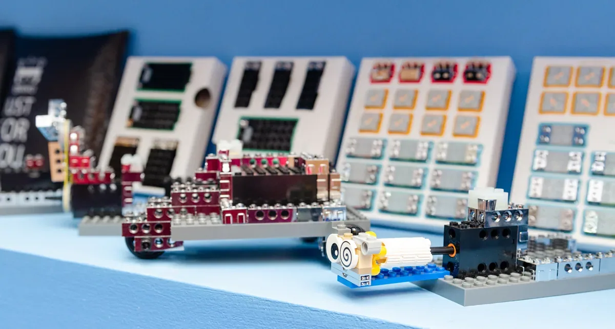 Brixo Toys | Conductive Lego Bricks — image 8